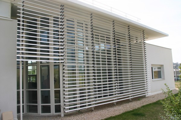 Des brise-soleil en aluminium pour sa véranda