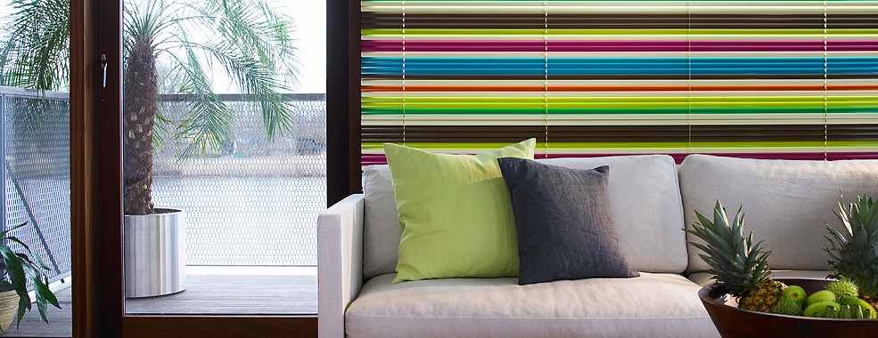 Store vénitien : sans aucun doute le store qui permet le plus de jouer avec la lumière. Panachez les coloris de lames pour un esprit encore plus déco !